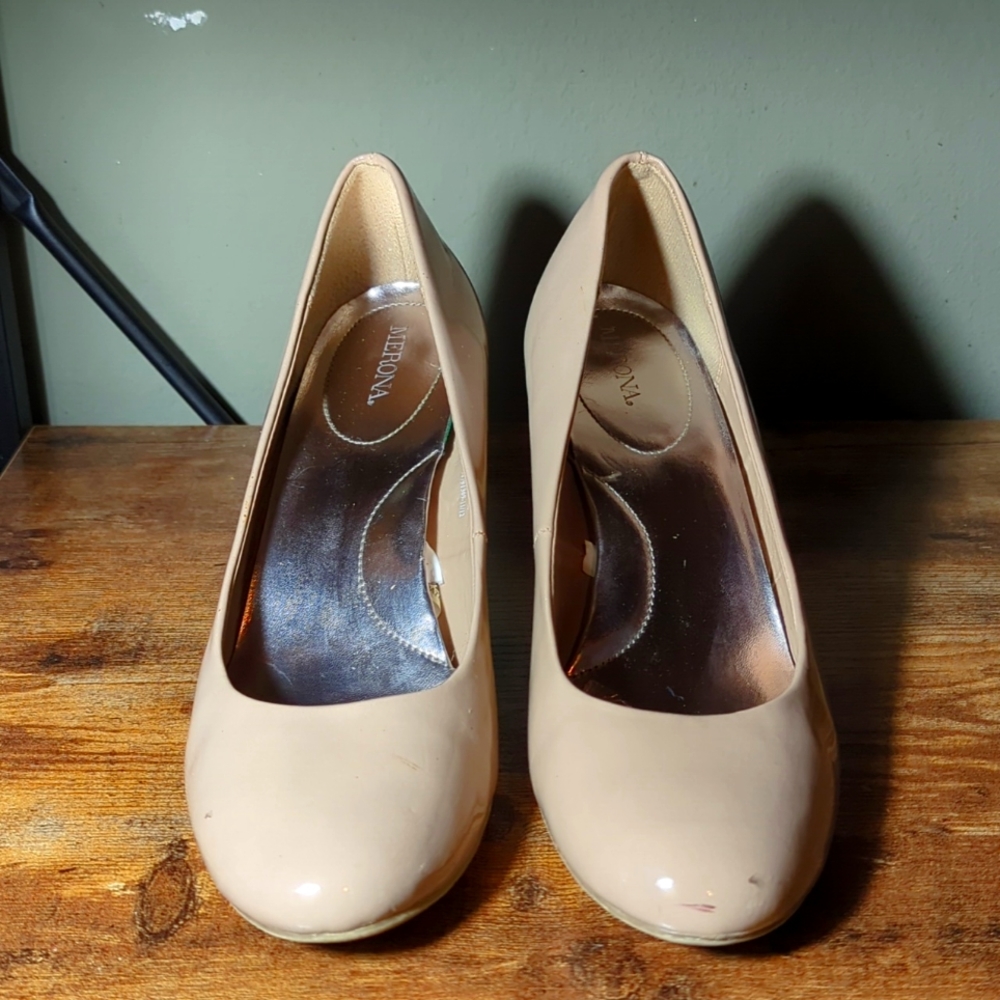 Nude patent leather round-toe heels (3")